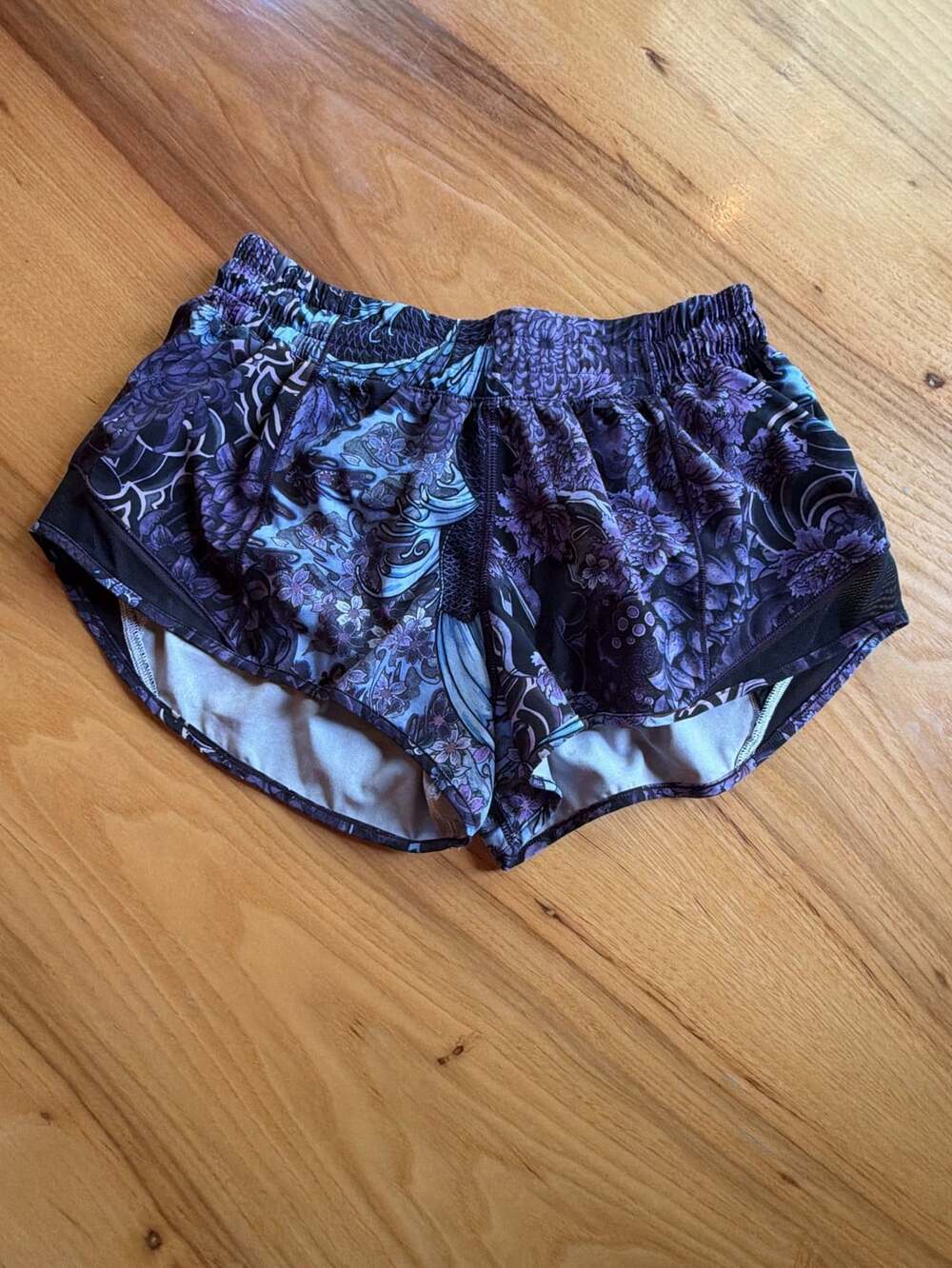 Lululemon Hotty Hot Short II Size 6 Purple Floral